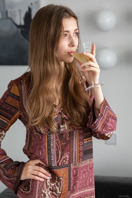 Мила Азул: Элегантная чувственность в фотосессии