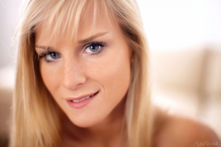 Милая и чувственная блондинка в нижнем белье