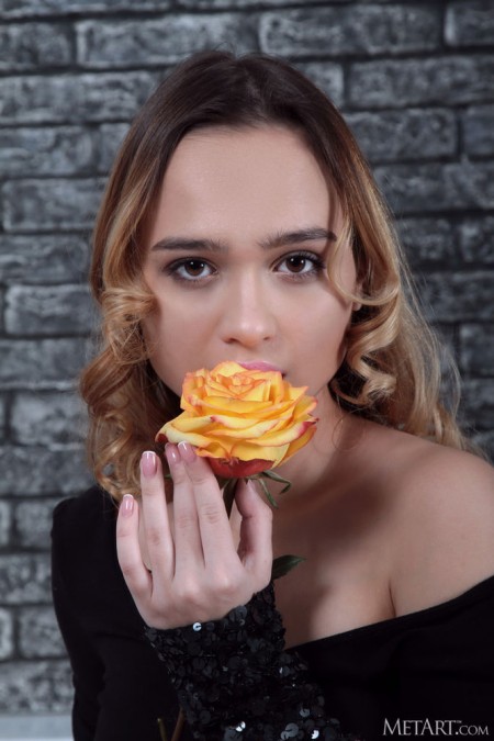 Счастливая модель Aimee Rox: нежность и элегантность в домашней обстановке