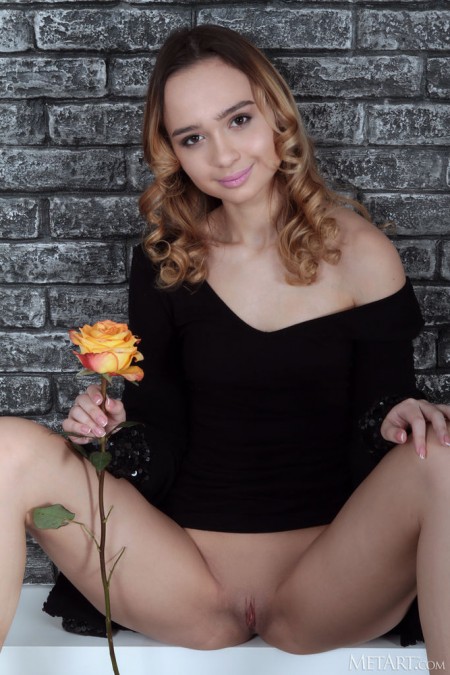 Счастливая модель Aimee Rox: нежность и элегантность в домашней обстановке