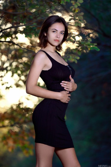 Летняя элегантность: девушка Dzhili в природе