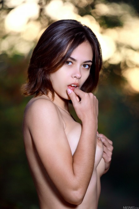 Летняя элегантность: девушка Dzhili в природе