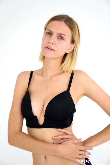 Очаровательная Лана Лейн: эротическая студийная фотосессия