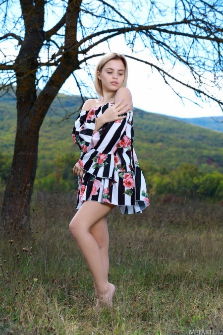 Летнее счастье: Моника в природе