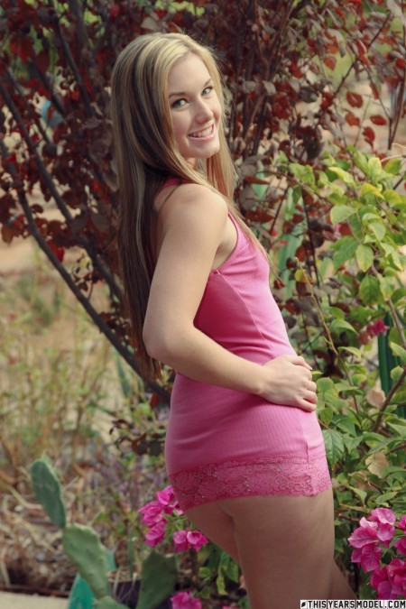 Летний восторг: обнаженная красота у природы