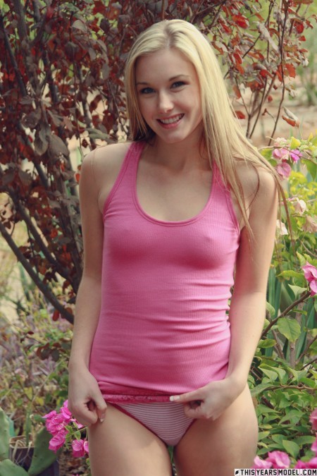 Летний восторг: обнаженная красота у природы