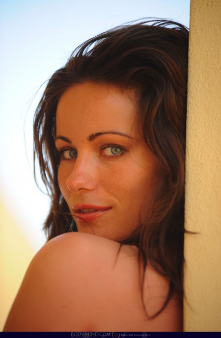 Летняя радость: Кайла Коул позирует