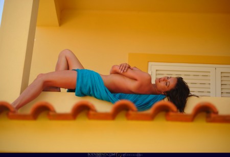 Летняя радость: Кайла Коул позирует