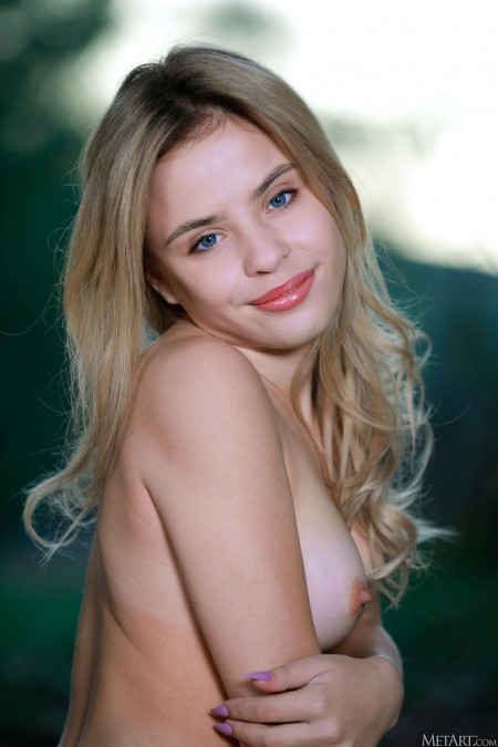 Моніка: Элегантная красота лета на природе