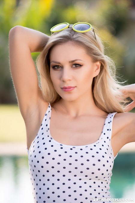 Летняя элегантность: обнаженная красота в природе