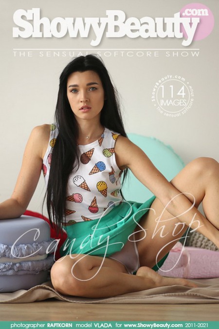 Веселая модель Влада дома