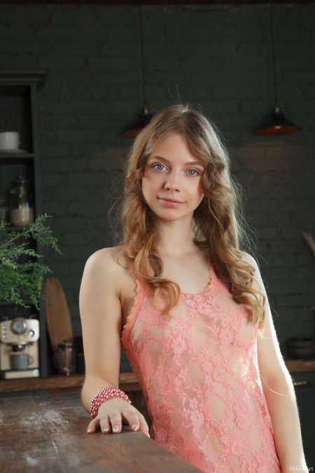 Веселая прелестница Siya A позирует