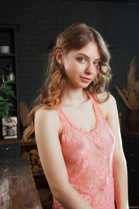 Веселая прелестница Siya A позирует