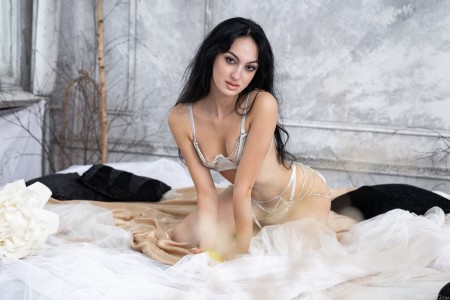 Коррина: Улыбка в белье в спальне