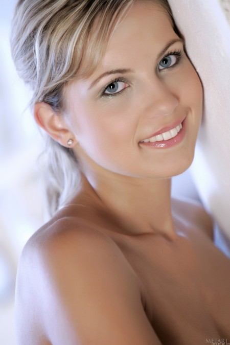 Изысканная блондинка в интимной фотосессии