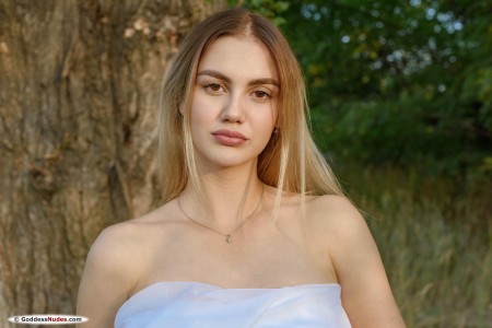 Летний эротический фешн-лук Ханны Линн