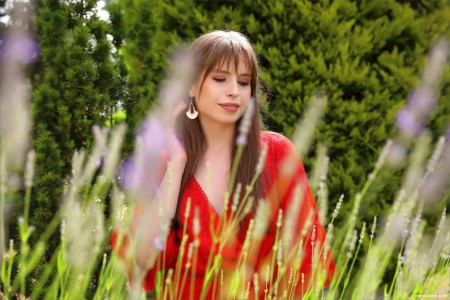 Летняя красота: счастливая Арисетия на лугу