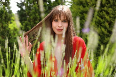 Летняя красота: счастливая Арисетия на лугу