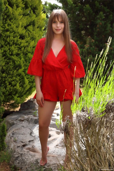 Летняя красота: счастливая Арисетия на лугу