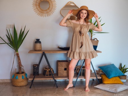 Сиенна Р: элегантная улыбка в домашнем интерьере