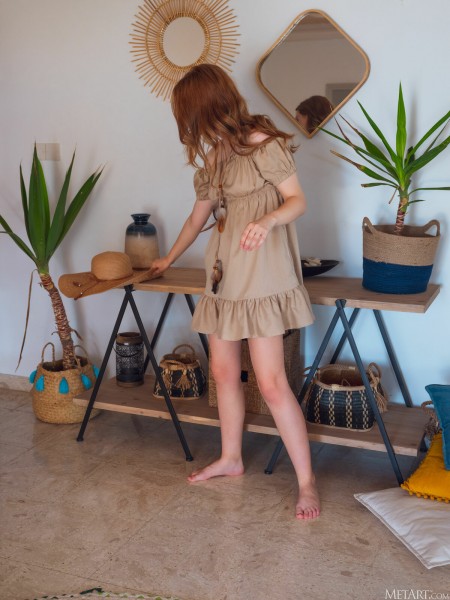 Сиенна Р: элегантная улыбка в домашнем интерьере