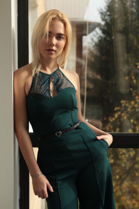 Соблазнительная блондинка Scarlet Hansen