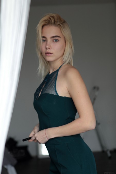 Соблазнительная блондинка Scarlet Hansen