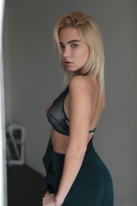 Соблазнительная блондинка Scarlet Hansen