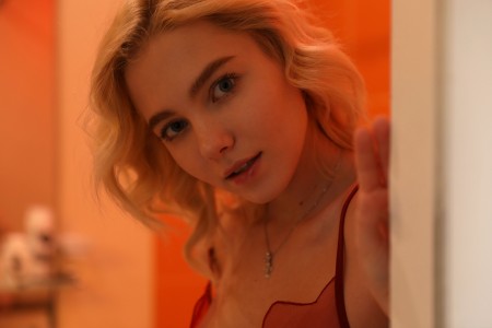 Сенсуальная блондинка в домашней ванной