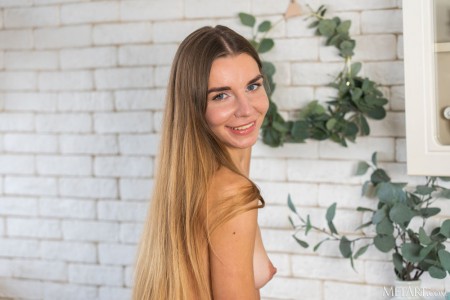 Улыбающаяся Арина: чувственная красота дома