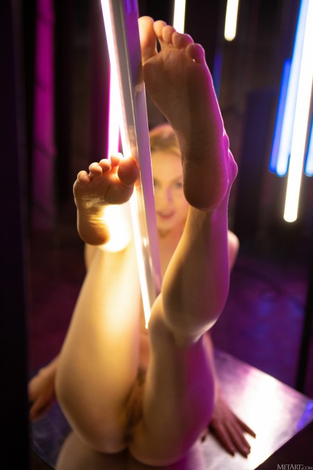 Сенсуальная блондинка Арья А ночью