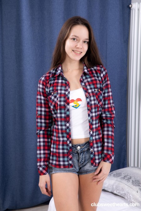 Веселая и модная девушка в джинсах