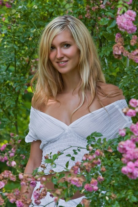 Кариша А - летний портрет среди цветов