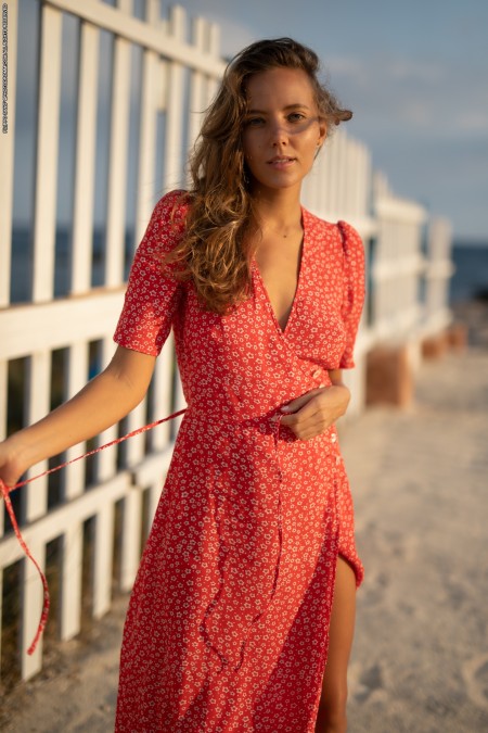 Летняя элегантность: девушка в природе