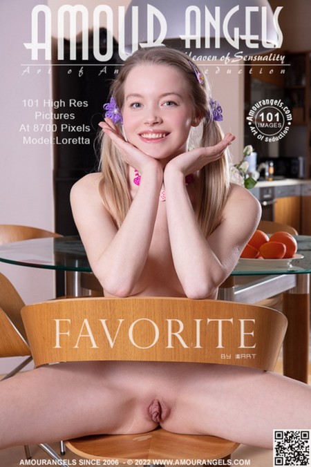 Лоретта: Смешная Девушка за Столом