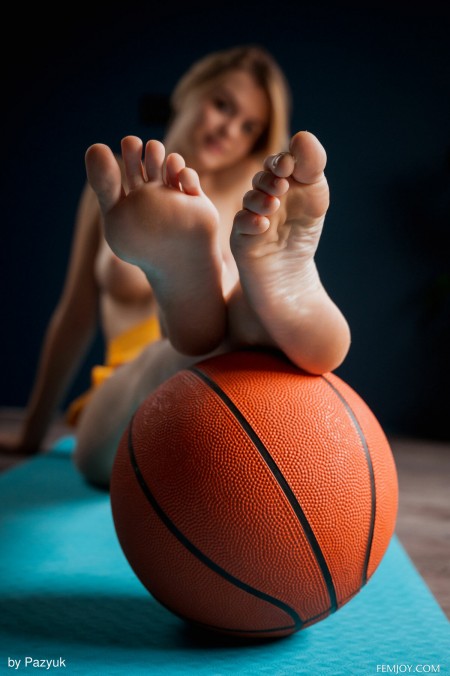 Фотосессия Lana L в спортивной эротике