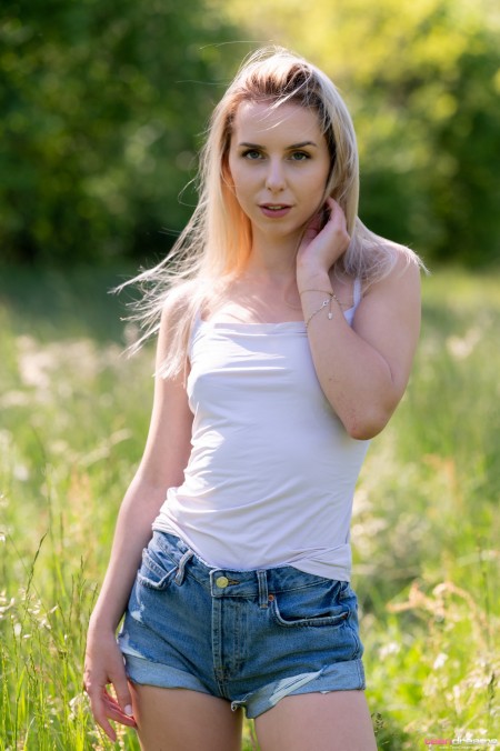 Летний счастье: обнаженная красота в природе