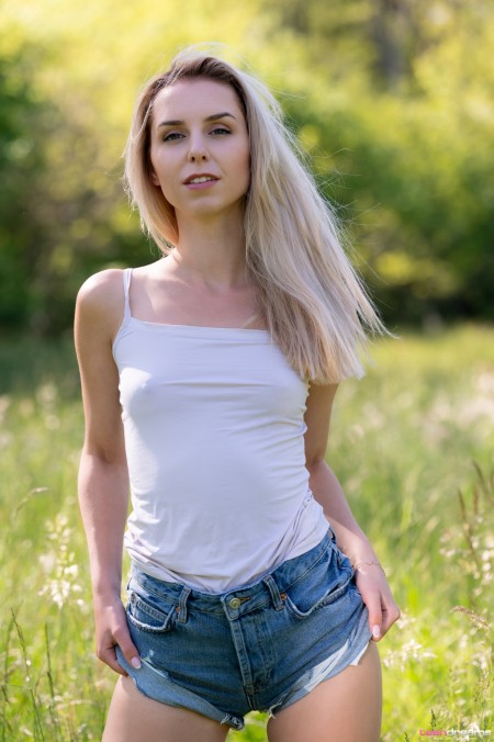 Летний счастье: обнаженная красота в природе