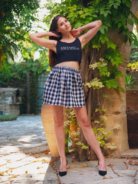 Летняя элегантность: голая Ванесса Энджел