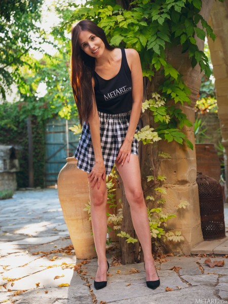 Летняя элегантность: голая Ванесса Энджел