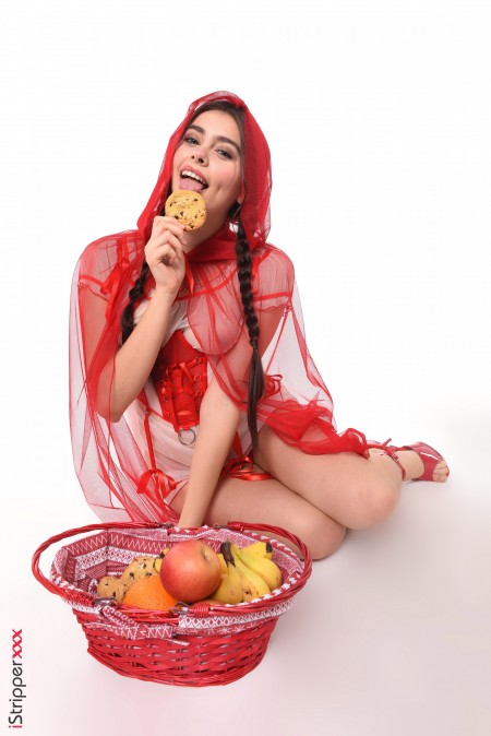 Эротическая фотосессия с улыбающейся Алиссой Фокси