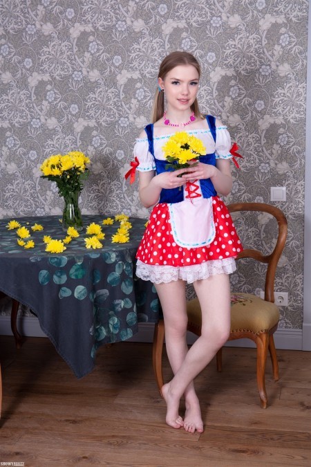 Веселая девушка на фотосессии