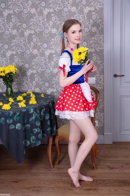 Веселая девушка на фотосессии