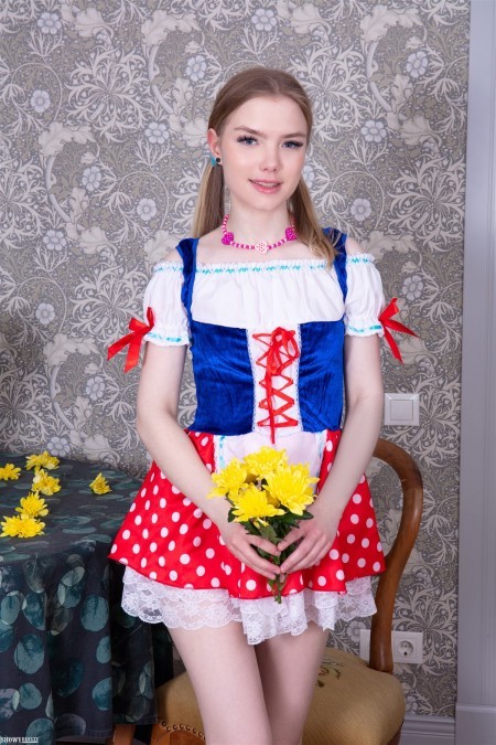 Веселая девушка на фотосессии