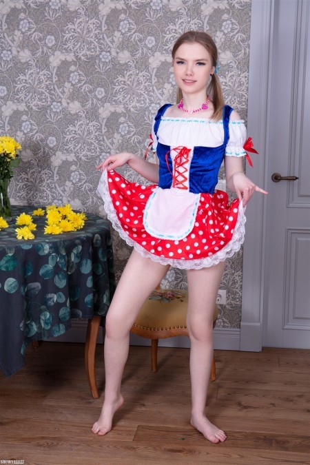 Веселая девушка на фотосессии