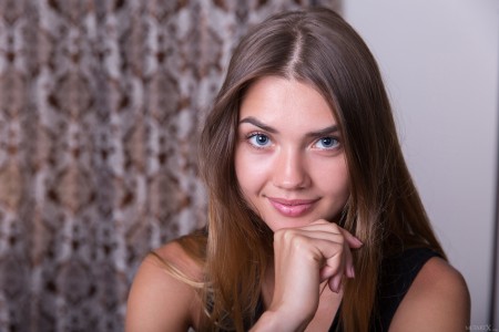 Чудесная улыбка в уютной спальне