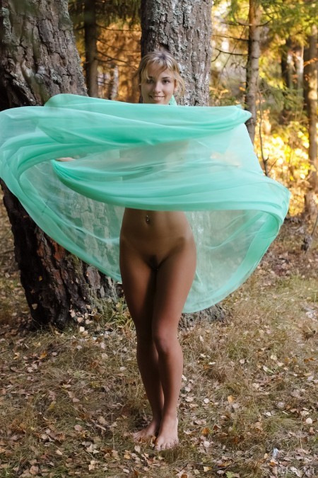 Летнее счастье: Наталия в лесу