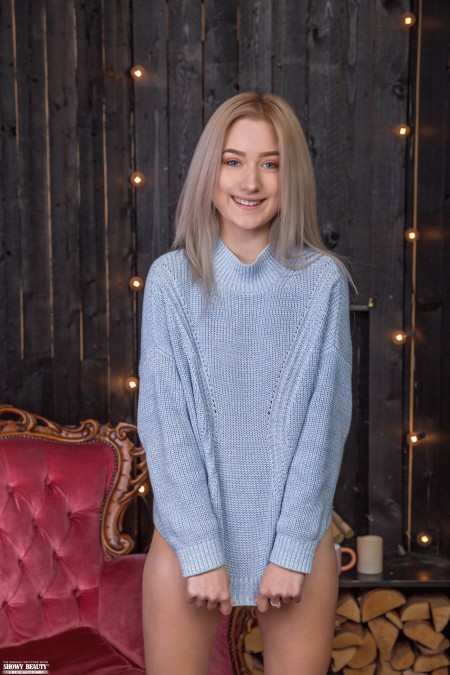 Счастливая Афина: зимнее очарование блондинки