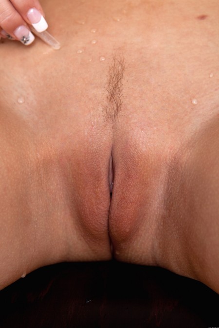 Блондинка Миела А: Сексуальная Фотосессия во Внутреннем Помещении