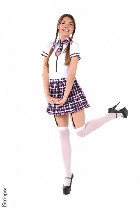 Сексуальная студентка в юбке и улыбке